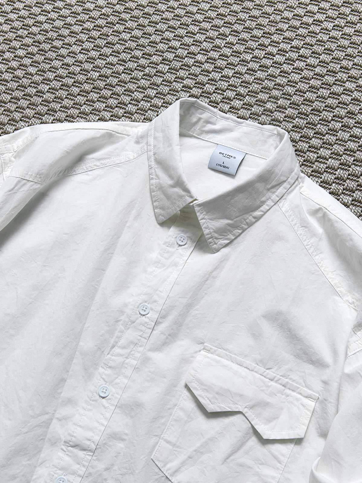 製品画像: 春秋シーズンに最適なコーマコットン製格子織り長袖シャツ全体画像|リラックスフィットで快適なカジュアルスタイル
詳細画像: コーマコットン素材の格子織りディテール|春秋のカジュアルコーディネートに最適な品質感