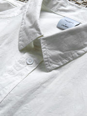 製品画像: 春秋シーズンに最適なコーマコットン製格子織り長袖シャツ全体画像|リラックスフィットで快適なカジュアルスタイル
詳細画像: コーマコットン素材の格子織りディテール|春秋のカジュアルコーディネートに最適な品質感