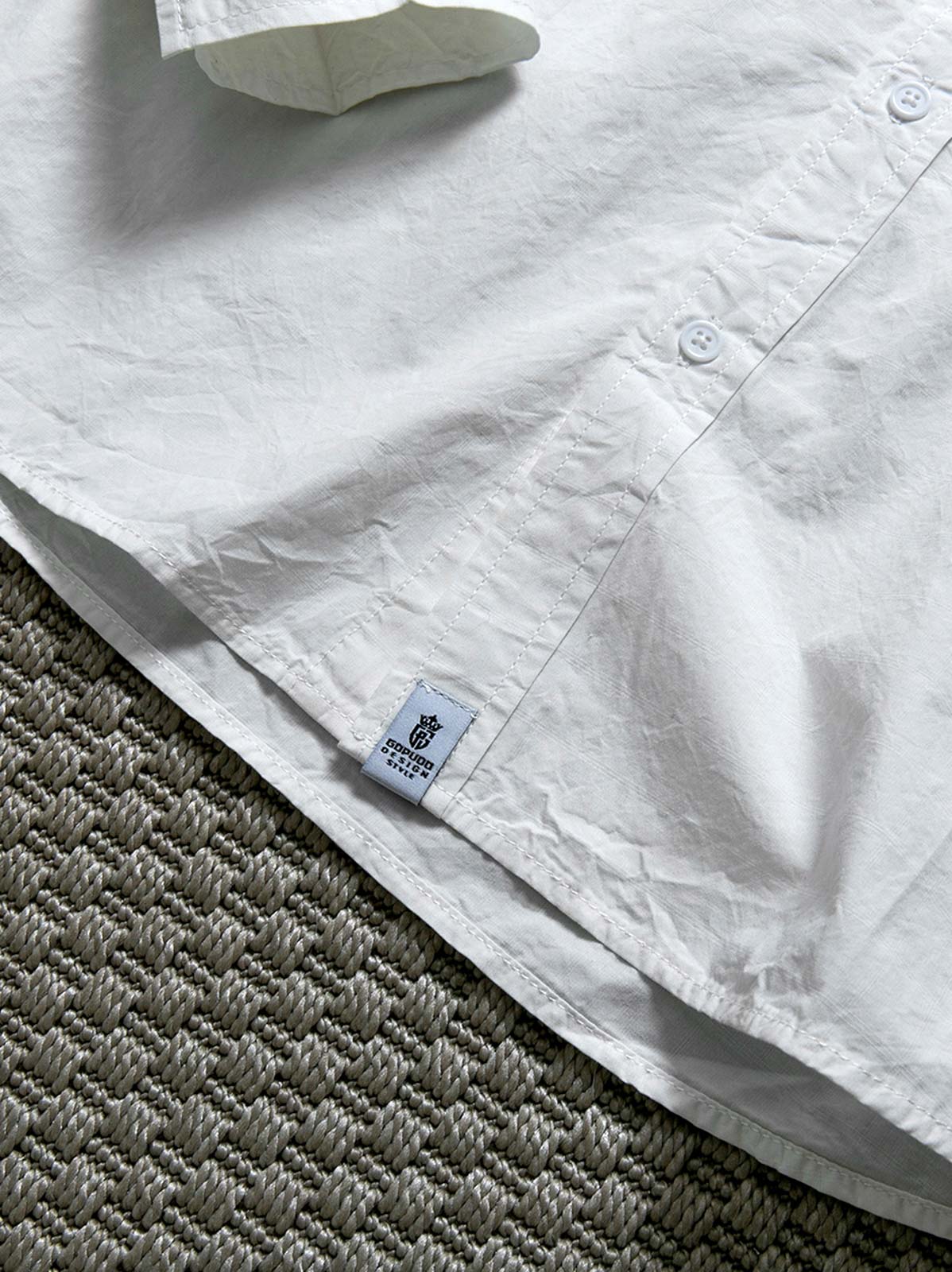 製品画像: 春秋シーズンに最適なコーマコットン製格子織り長袖シャツ全体画像|リラックスフィットで快適なカジュアルスタイル
詳細画像: コーマコットン素材の格子織りディテール|春秋のカジュアルコーディネートに最適な品質感