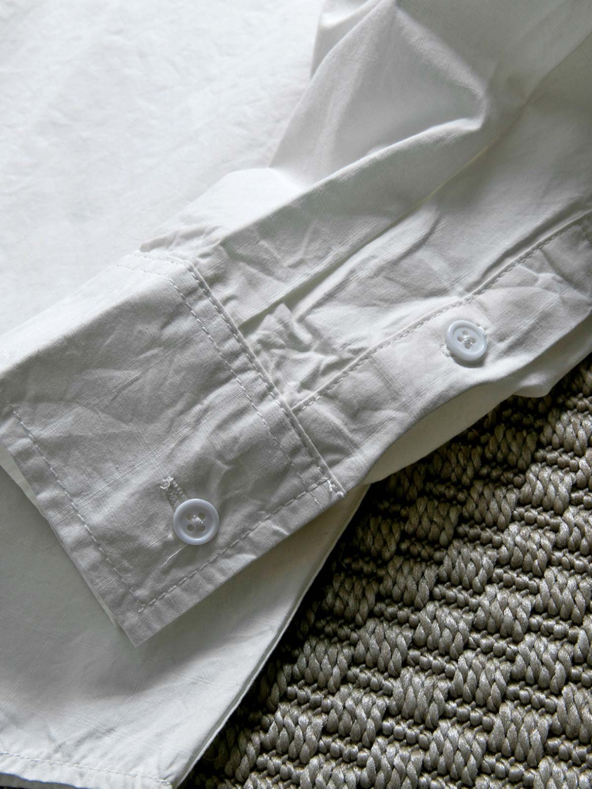 製品画像: 春秋シーズンに最適なコーマコットン製格子織り長袖シャツ全体画像|リラックスフィットで快適なカジュアルスタイル
詳細画像: コーマコットン素材の格子織りディテール|春秋のカジュアルコーディネートに最適な品質感