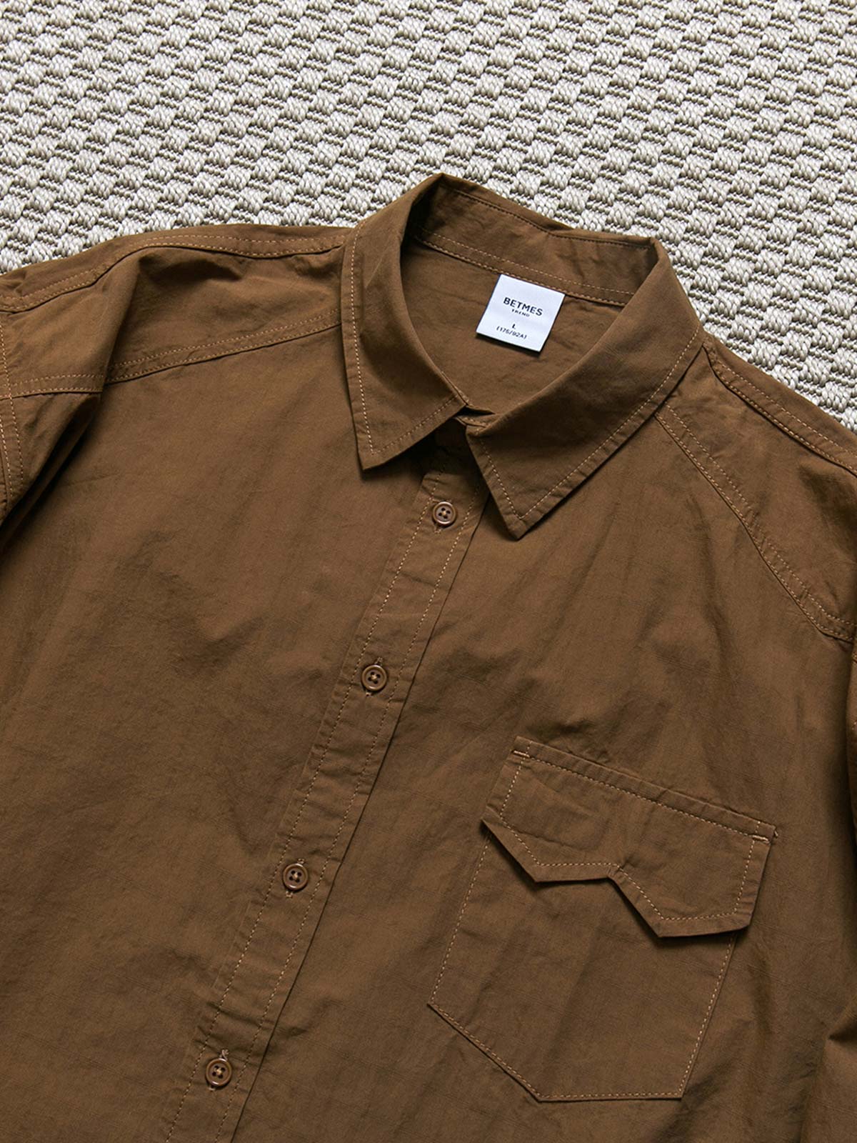 製品画像: 春秋シーズンに最適なコーマコットン製格子織り長袖シャツ全体画像|リラックスフィットで快適なカジュアルスタイル
詳細画像: コーマコットン素材の格子織りディテール|春秋のカジュアルコーディネートに最適な品質感