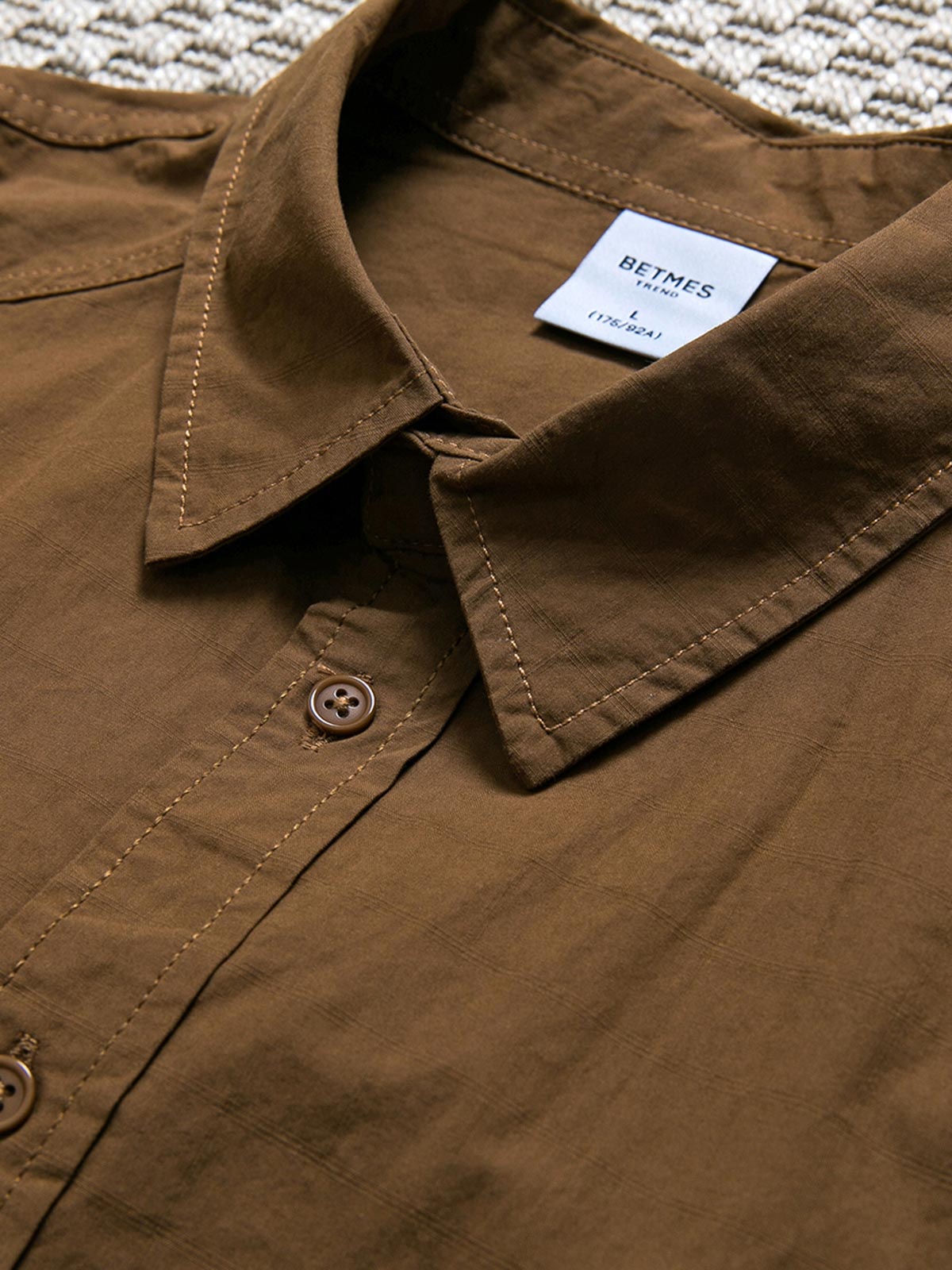 製品画像: 春秋シーズンに最適なコーマコットン製格子織り長袖シャツ全体画像|リラックスフィットで快適なカジュアルスタイル
詳細画像: コーマコットン素材の格子織りディテール|春秋のカジュアルコーディネートに最適な品質感