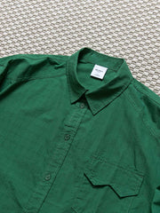 製品画像: 春秋シーズンに最適なコーマコットン製格子織り長袖シャツ全体画像|リラックスフィットで快適なカジュアルスタイル
詳細画像: コーマコットン素材の格子織りディテール|春秋のカジュアルコーディネートに最適な品質感