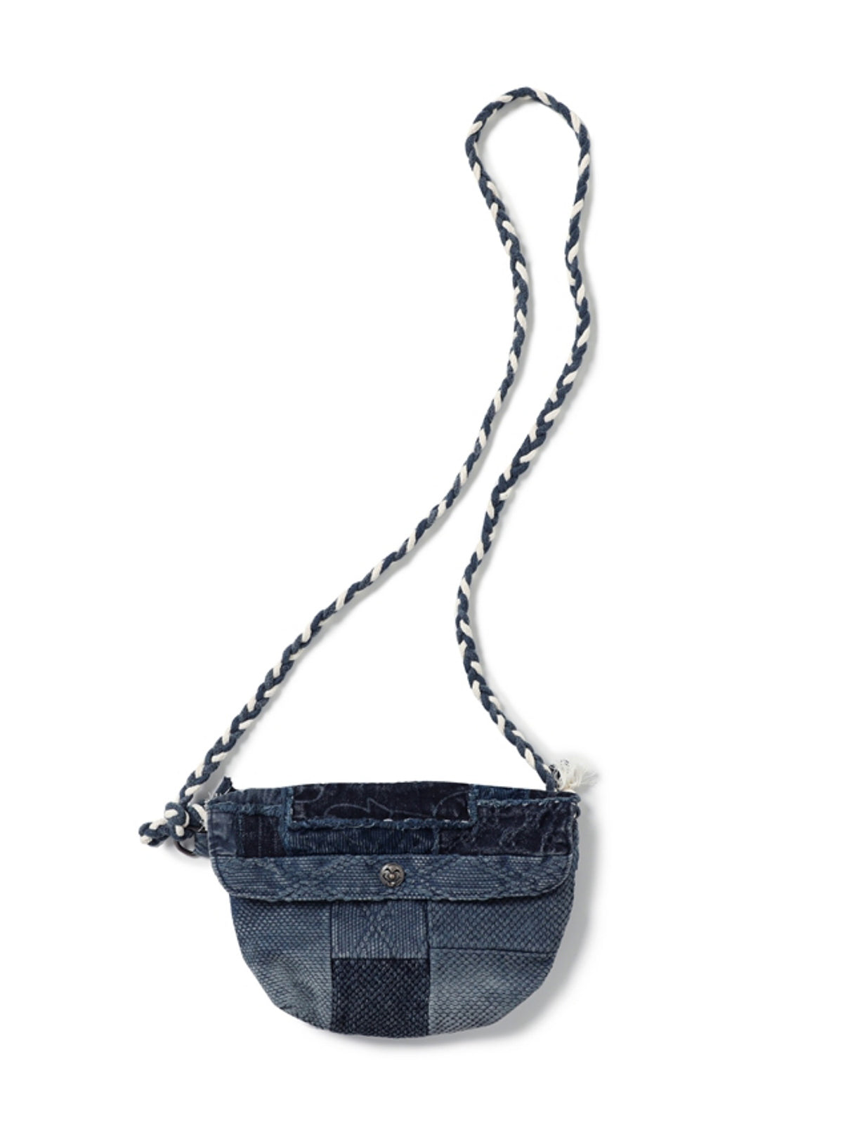 製品画像:
インディゴ古布パッチワーク クロスボディバッグ 刺子生地 レトロデザイン 手工芸バッグ全体画像
詳細画像:
道化師風スナップボタン パッチワークデザイン 刺子細部 クロスボディバッグのディテール画像