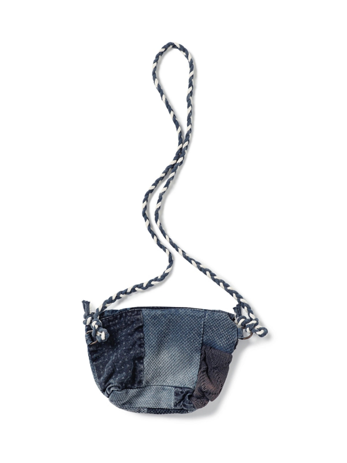 製品画像:
インディゴ古布パッチワーク クロスボディバッグ 刺子生地 レトロデザイン 手工芸バッグ全体画像
詳細画像:
道化師風スナップボタン パッチワークデザイン 刺子細部 クロスボディバッグのディテール画像