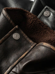 製品画像: レトロ風PUレザーライダージャケット全体展示|冬のライダースジャケット、スタンドカラーとPUレザー素材
詳細画像: スタンドカラーと伸縮性裾のディテール|防寒設計とレトロスタイル、ライダージャケットの詳細