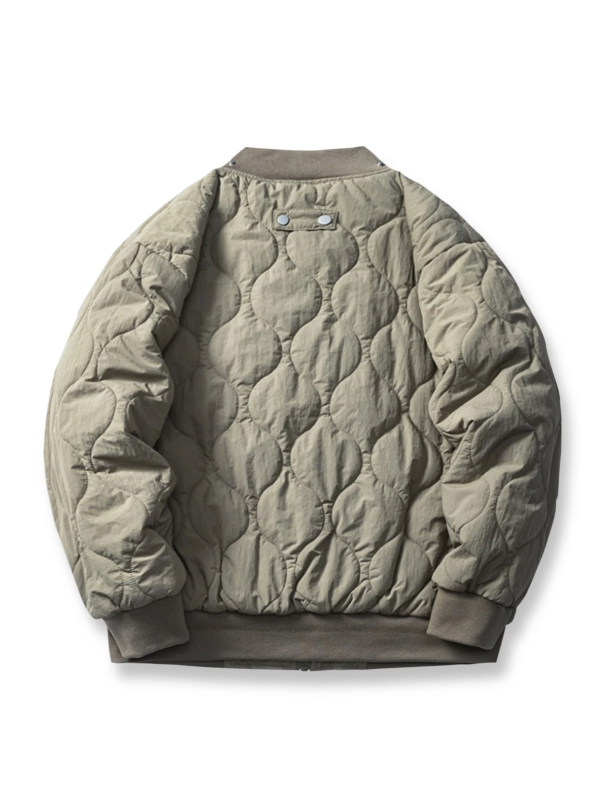 製品画像:
キルティング仕上げのボンバーカラー空軍風カーキ中綿ジャケット全体像
詳細画像:
コットンジャケットのディテール——ネックウォーマーフロントとキルティング加工、裏地の高品質なポリエステル素材