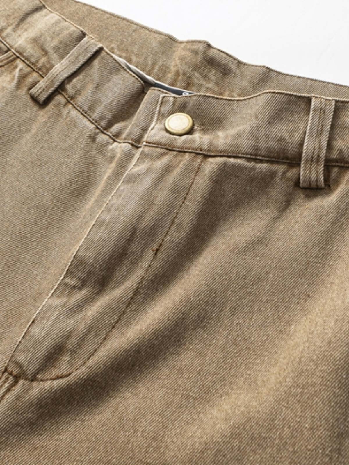 製品画像:
ウォッシュドランバージャック風コットンデニムパンツ全体像、レトロデザイン、快適な履き心地
詳細画像:
デニムパンツ膝部分の補強パッチディテール、耐久性重視、デザイン性と機能性の融合