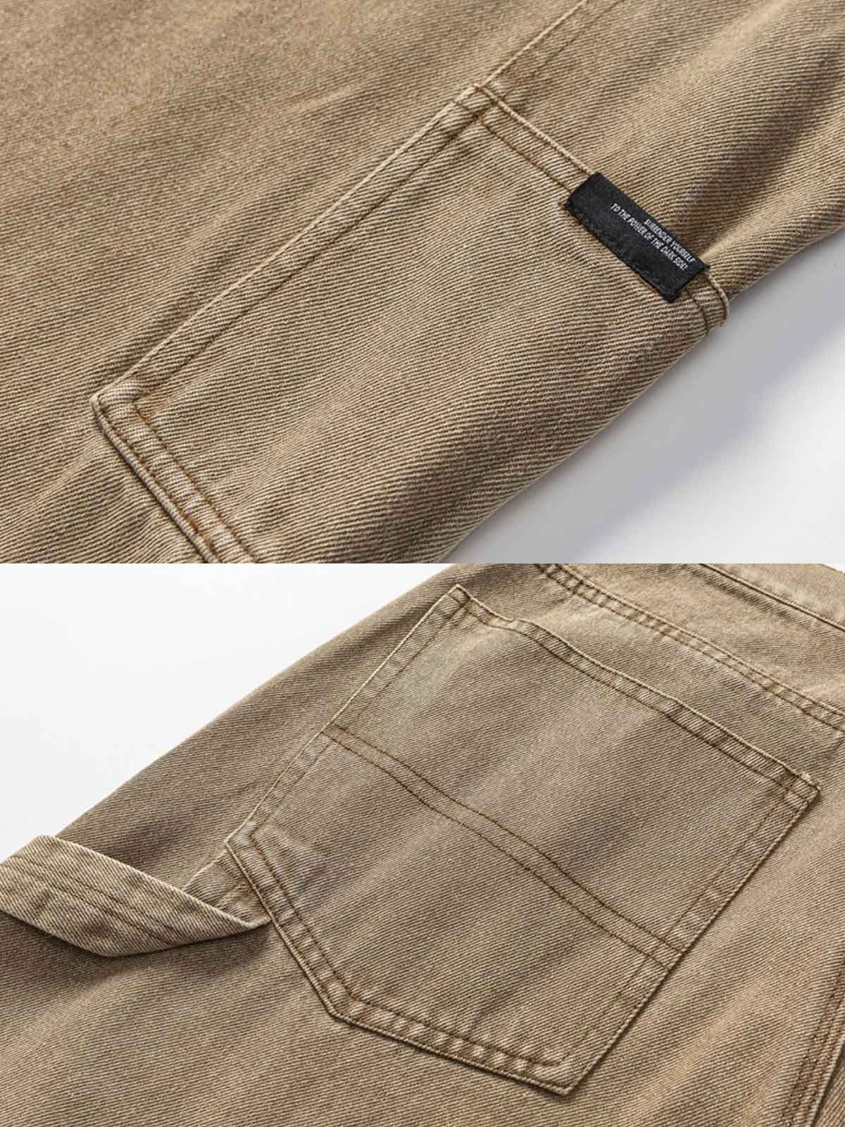 製品画像:
ウォッシュドランバージャック風コットンデニムパンツ全体像、レトロデザイン、快適な履き心地
詳細画像:
デニムパンツ膝部分の補強パッチディテール、耐久性重視、デザイン性と機能性の融合