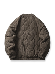 製品画像:
波キルティング薄手中綿ボンバージャケット全体像、軽量・防水性の優れたアウトドアジャケット、秋冬シーズンに最適
詳細画像:
防水ポリエステル素材と波キルティングのディテール、機能性とファッション性を兼ね備えた軽量ジャケット