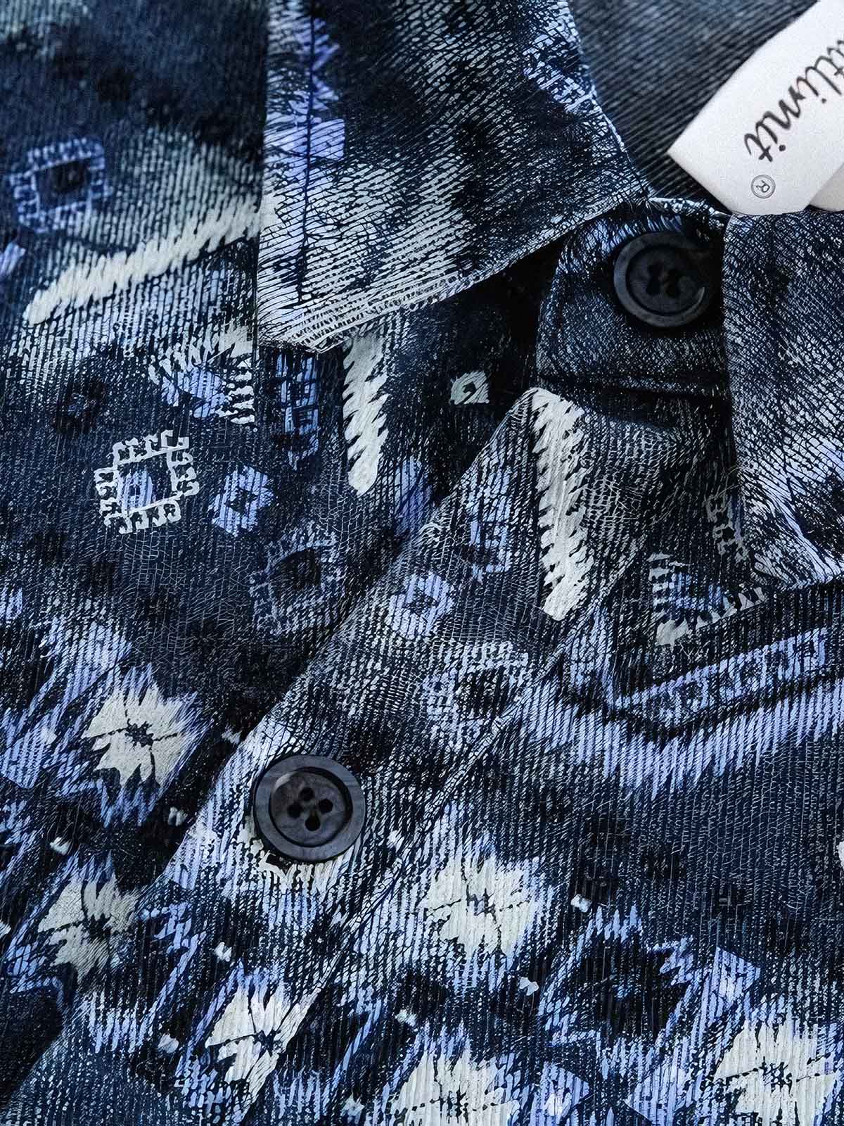 製品画像
エスニック柄長袖シャツ全体展示、ヴィンテージ風デザインと個性的なエスニック柄プリントが特徴のファッションアイテム。快適なコットン素材で、シンプルながら印象的なスタイル。
詳細画像
エスニック柄長袖シャツのディテール、ユニークなプリントとヴィンテージスタイルが特徴。100%コットン素材で通気性と快適さを兼ね備えたデザイン。