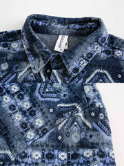 製品画像
エスニック柄長袖シャツ全体展示、ヴィンテージ風デザインと個性的なエスニック柄プリントが特徴のファッションアイテム。快適なコットン素材で、シンプルながら印象的なスタイル。
詳細画像
エスニック柄長袖シャツのディテール、ユニークなプリントとヴィンテージスタイルが特徴。100%コットン素材で通気性と快適さを兼ね備えたデザイン。