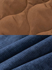 製品画像: ろうけつ染め格子織りシングルボタンはんてんの正面展示、ヴィンテージ感漂う冬の防寒アイテム
詳細画像: はんてんのろうけつ染め格子織り生地と大きなポケットのディテール、シングルボタンのデザイン