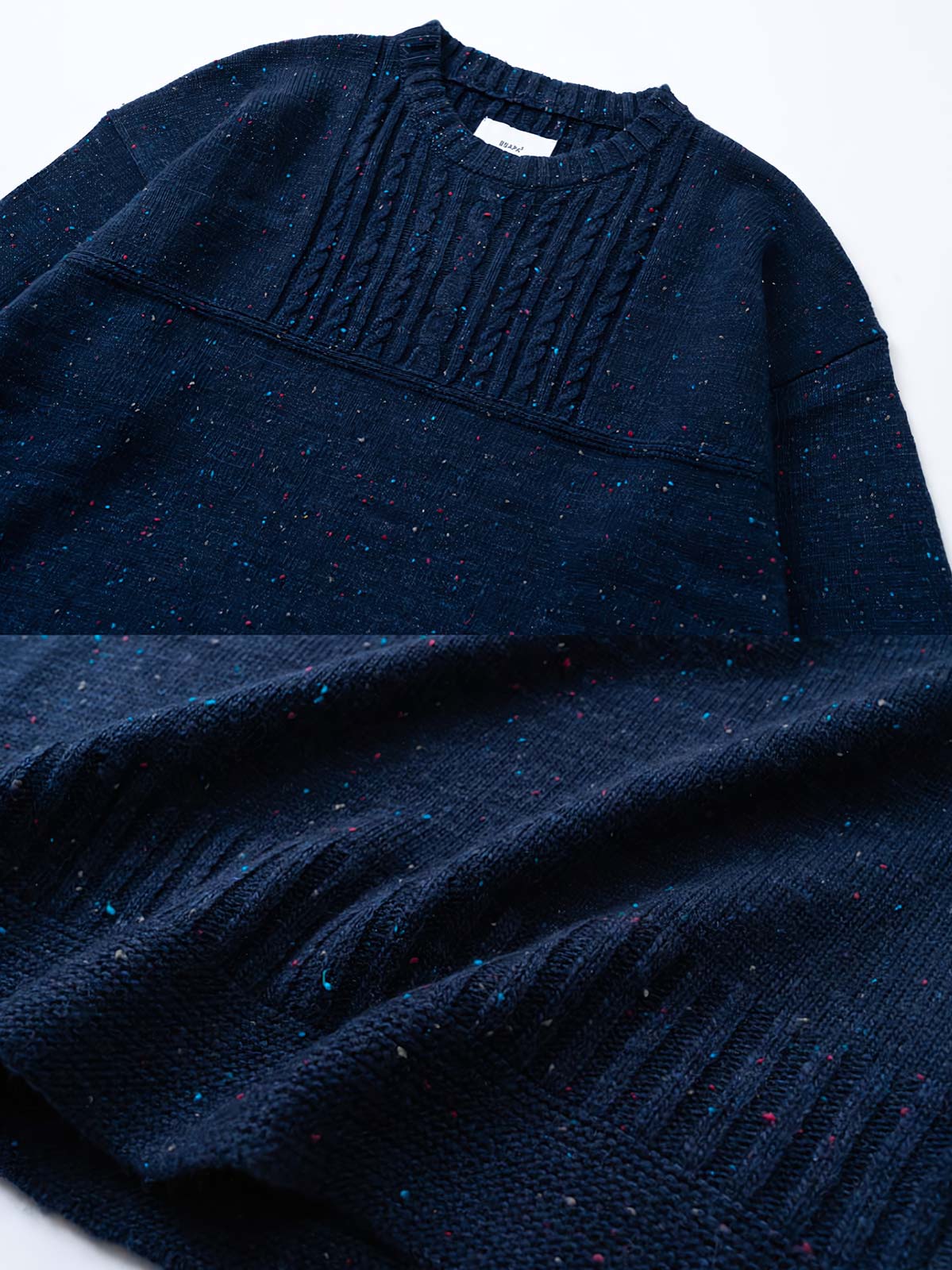 製品画像
カラードットケーブル編みウールセーターの全体画像。レトロなカラードットデザインが特徴的なケーブル編みのニットセーターは、秋冬シーズンにぴったりのアイテム。
詳細画像
セーターのケーブル編みディテールとカラードットデザインが特徴的。ウールとポリエステルの混紡素材で温かさと快適さを提供し、秋冬のコーディネートに最適。