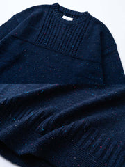 製品画像
カラードットケーブル編みウールセーターの全体画像。レトロなカラードットデザインが特徴的なケーブル編みのニットセーターは、秋冬シーズンにぴったりのアイテム。
詳細画像
セーターのケーブル編みディテールとカラードットデザインが特徴的。ウールとポリエステルの混紡素材で温かさと快適さを提供し、秋冬のコーディネートに最適。