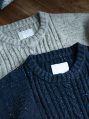 製品画像
カラードットケーブル編みウールセーターの全体画像。レトロなカラードットデザインが特徴的なケーブル編みのニットセーターは、秋冬シーズンにぴったりのアイテム。
詳細画像
セーターのケーブル編みディテールとカラードットデザインが特徴的。ウールとポリエステルの混紡素材で温かさと快適さを提供し、秋冬のコーディネートに最適。