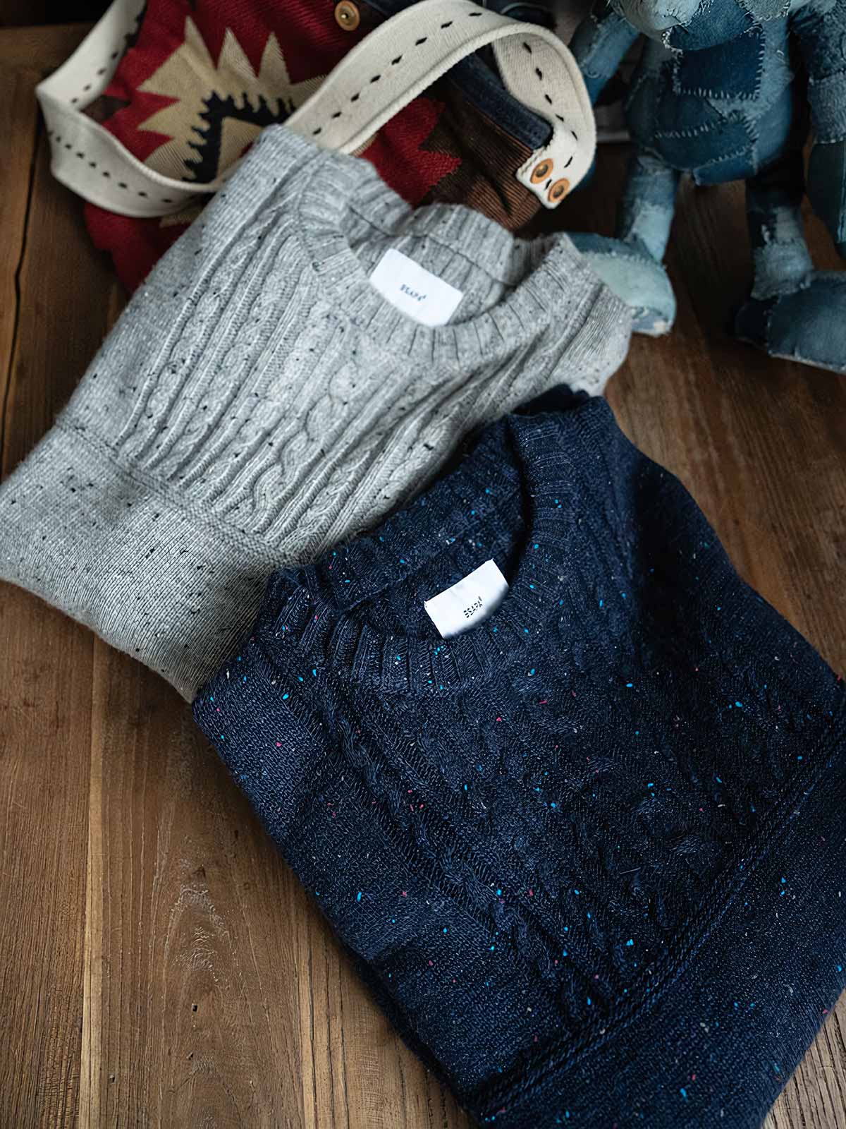 製品画像
カラードットケーブル編みウールセーターの全体画像。レトロなカラードットデザインが特徴的なケーブル編みのニットセーターは、秋冬シーズンにぴったりのアイテム。
詳細画像
セーターのケーブル編みディテールとカラードットデザインが特徴的。ウールとポリエステルの混紡素材で温かさと快適さを提供し、秋冬のコーディネートに最適。