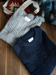 製品画像
カラードットケーブル編みウールセーターの全体画像。レトロなカラードットデザインが特徴的なケーブル編みのニットセーターは、秋冬シーズンにぴったりのアイテム。
詳細画像
セーターのケーブル編みディテールとカラードットデザインが特徴的。ウールとポリエステルの混紡素材で温かさと快適さを提供し、秋冬のコーディネートに最適。