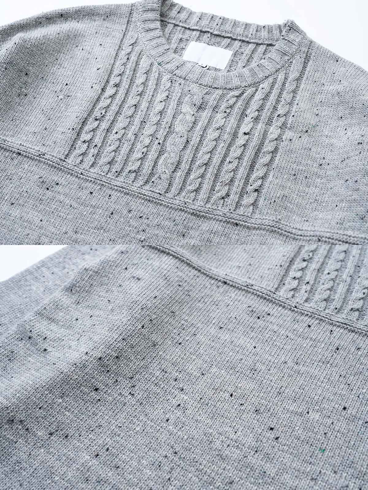 製品画像
カラードットケーブル編みウールセーターの全体画像。レトロなカラードットデザインが特徴的なケーブル編みのニットセーターは、秋冬シーズンにぴったりのアイテム。
詳細画像
セーターのケーブル編みディテールとカラードットデザインが特徴的。ウールとポリエステルの混紡素材で温かさと快適さを提供し、秋冬のコーディネートに最適。