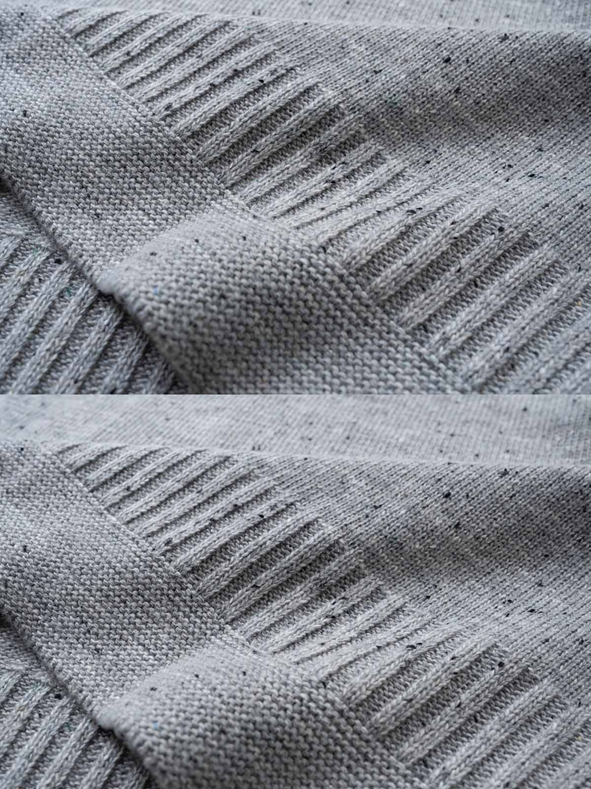 製品画像
カラードットケーブル編みウールセーターの全体画像。レトロなカラードットデザインが特徴的なケーブル編みのニットセーターは、秋冬シーズンにぴったりのアイテム。
詳細画像
セーターのケーブル編みディテールとカラードットデザインが特徴的。ウールとポリエステルの混紡素材で温かさと快適さを提供し、秋冬のコーディネートに最適。