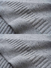 製品画像
カラードットケーブル編みウールセーターの全体画像。レトロなカラードットデザインが特徴的なケーブル編みのニットセーターは、秋冬シーズンにぴったりのアイテム。
詳細画像
セーターのケーブル編みディテールとカラードットデザインが特徴的。ウールとポリエステルの混紡素材で温かさと快適さを提供し、秋冬のコーディネートに最適。