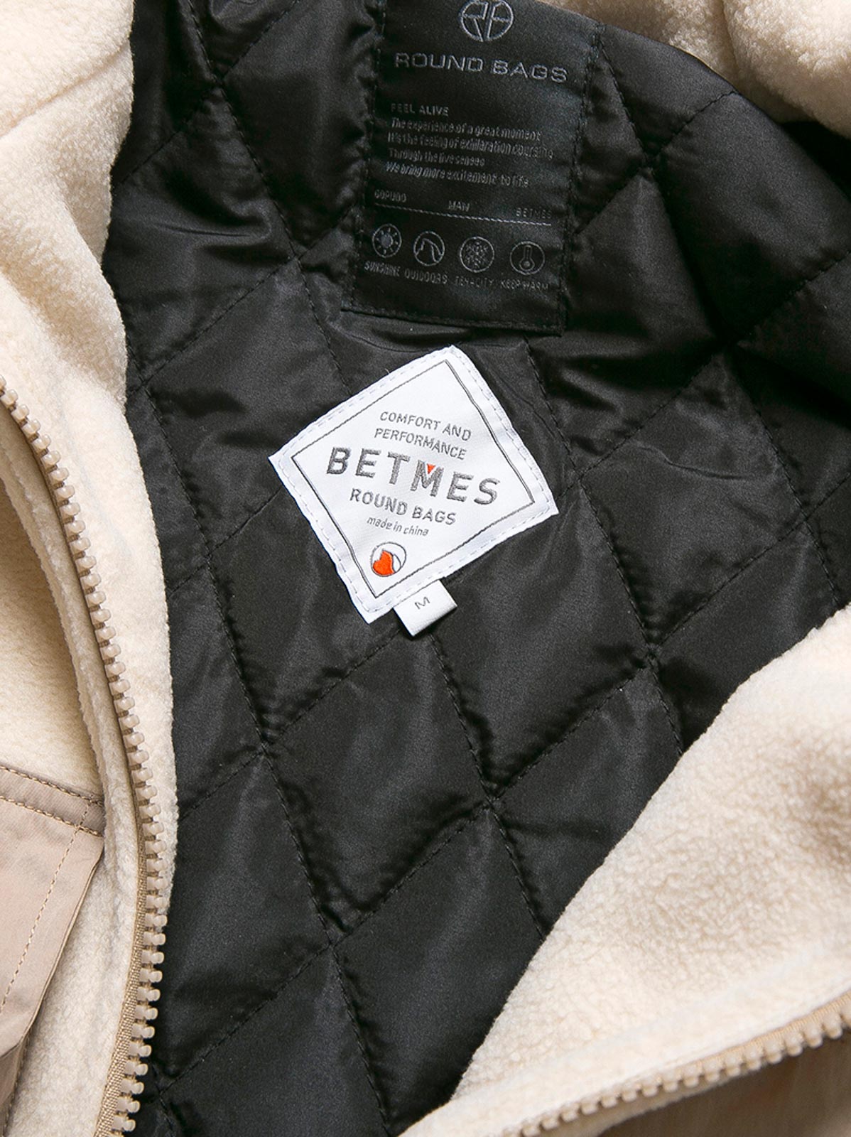 製品画像
カラーブロックフリースジャケットの正面画像。カラーブロックデザインが特徴的な、軽量で保温性に優れたフリース素材を使用した秋冬向けの多ポケットジャケット。
詳細画像
フリース素材を使用したカラーブロックデザインの多機能ポケットが特徴的なジャケットのディテール。収納力を高めるポケットと、立ち襟デザインが秋冬の寒さから守ります。