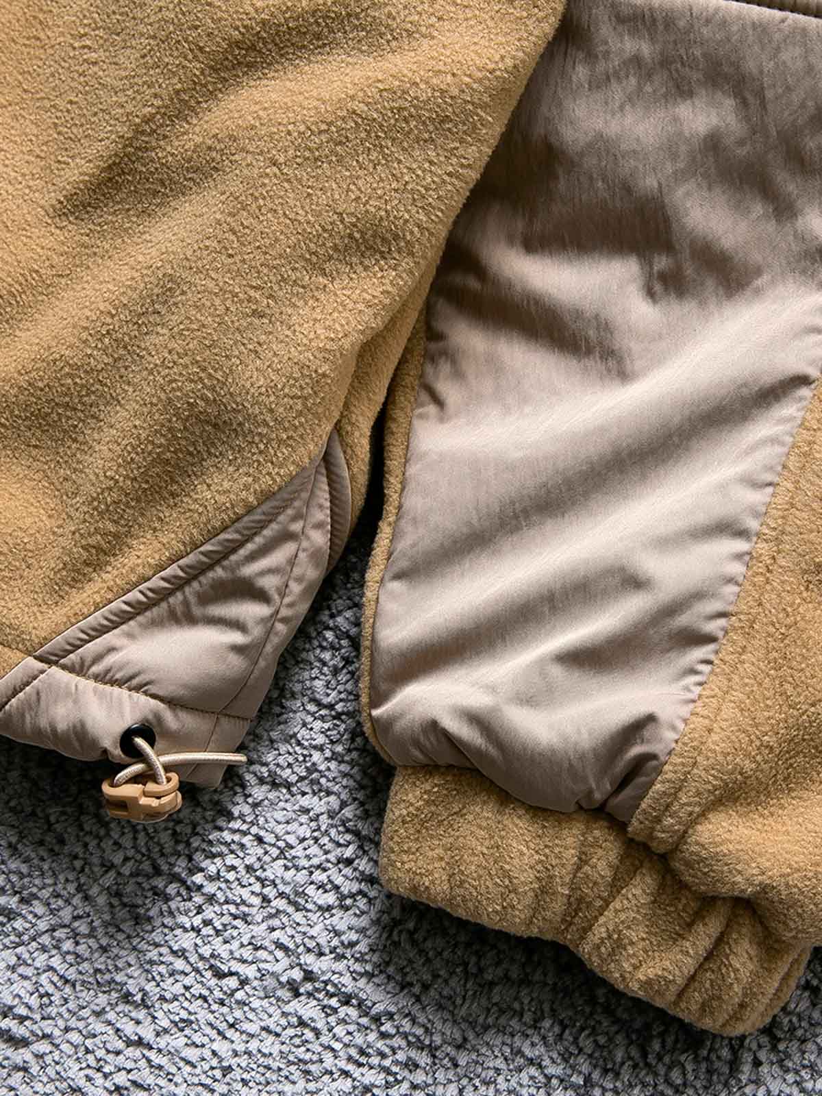 製品画像
カラーブロックフリースジャケットの正面画像。カラーブロックデザインが特徴的な、軽量で保温性に優れたフリース素材を使用した秋冬向けの多ポケットジャケット。
詳細画像
フリース素材を使用したカラーブロックデザインの多機能ポケットが特徴的なジャケットのディテール。収納力を高めるポケットと、立ち襟デザインが秋冬の寒さから守ります。