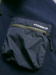 製品画像
カラーブロックフリースジャケットの正面画像。カラーブロックデザインが特徴的な、軽量で保温性に優れたフリース素材を使用した秋冬向けの多ポケットジャケット。
詳細画像
フリース素材を使用したカラーブロックデザインの多機能ポケットが特徴的なジャケットのディテール。収納力を高めるポケットと、立ち襟デザインが秋冬の寒さから守ります。