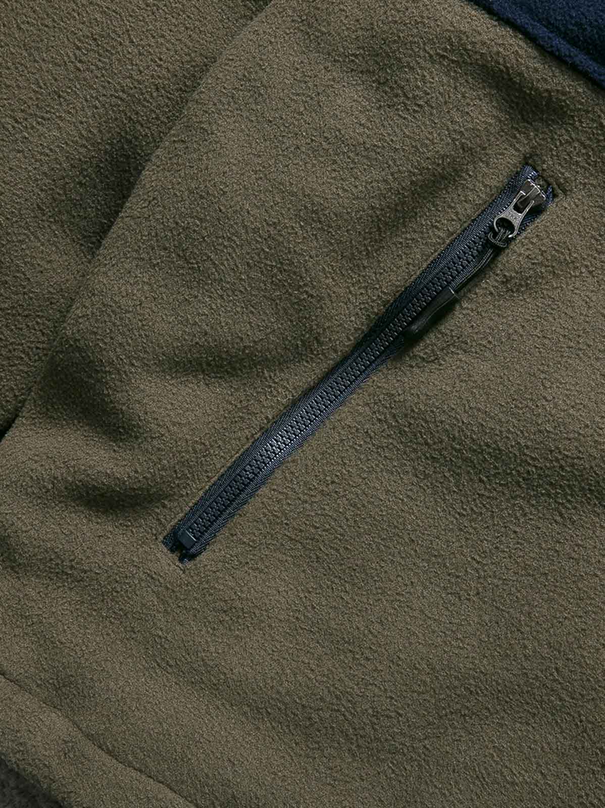 製品画像
カラーブロックフリースジャケットの正面画像。カラーブロックデザインが特徴的な、軽量で保温性に優れたフリース素材を使用した秋冬向けの多ポケットジャケット。
詳細画像
フリース素材を使用したカラーブロックデザインの多機能ポケットが特徴的なジャケットのディテール。収納力を高めるポケットと、立ち襟デザインが秋冬の寒さから守ります。