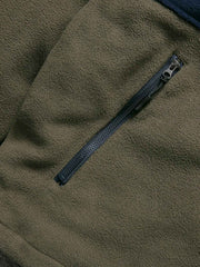 製品画像
カラーブロックフリースジャケットの正面画像。カラーブロックデザインが特徴的な、軽量で保温性に優れたフリース素材を使用した秋冬向けの多ポケットジャケット。
詳細画像
フリース素材を使用したカラーブロックデザインの多機能ポケットが特徴的なジャケットのディテール。収納力を高めるポケットと、立ち襟デザインが秋冬の寒さから守ります。