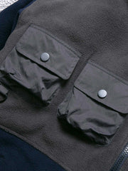 製品画像
カラーブロックフリースジャケットの正面画像。カラーブロックデザインが特徴的な、軽量で保温性に優れたフリース素材を使用した秋冬向けの多ポケットジャケット。
詳細画像
フリース素材を使用したカラーブロックデザインの多機能ポケットが特徴的なジャケットのディテール。収納力を高めるポケットと、立ち襟デザインが秋冬の寒さから守ります。