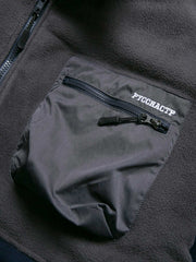 製品画像
カラーブロックフリースジャケットの正面画像。カラーブロックデザインが特徴的な、軽量で保温性に優れたフリース素材を使用した秋冬向けの多ポケットジャケット。
詳細画像
フリース素材を使用したカラーブロックデザインの多機能ポケットが特徴的なジャケットのディテール。収納力を高めるポケットと、立ち襟デザインが秋冬の寒さから守ります。