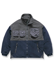 製品画像
カラーブロックフリースジャケットの正面画像。カラーブロックデザインが特徴的な、軽量で保温性に優れたフリース素材を使用した秋冬向けの多ポケットジャケット。
詳細画像
フリース素材を使用したカラーブロックデザインの多機能ポケットが特徴的なジャケットのディテール。収納力を高めるポケットと、立ち襟デザインが秋冬の寒さから守ります。