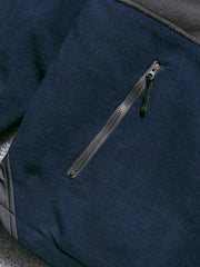 製品画像
カラーブロックフリースジャケットの正面画像。カラーブロックデザインが特徴的な、軽量で保温性に優れたフリース素材を使用した秋冬向けの多ポケットジャケット。
詳細画像
フリース素材を使用したカラーブロックデザインの多機能ポケットが特徴的なジャケットのディテール。収納力を高めるポケットと、立ち襟デザインが秋冬の寒さから守ります。