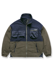 製品画像
カラーブロックフリースジャケットの正面画像。カラーブロックデザインが特徴的な、軽量で保温性に優れたフリース素材を使用した秋冬向けの多ポケットジャケット。
詳細画像
フリース素材を使用したカラーブロックデザインの多機能ポケットが特徴的なジャケットのディテール。収納力を高めるポケットと、立ち襟デザインが秋冬の寒さから守ります。