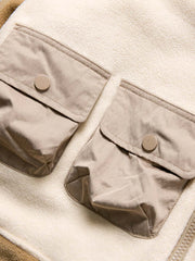 製品画像
カラーブロックフリースジャケットの正面画像。カラーブロックデザインが特徴的な、軽量で保温性に優れたフリース素材を使用した秋冬向けの多ポケットジャケット。
詳細画像
フリース素材を使用したカラーブロックデザインの多機能ポケットが特徴的なジャケットのディテール。収納力を高めるポケットと、立ち襟デザインが秋冬の寒さから守ります。