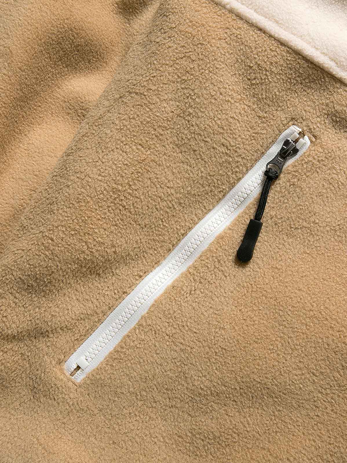 製品画像
カラーブロックフリースジャケットの正面画像。カラーブロックデザインが特徴的な、軽量で保温性に優れたフリース素材を使用した秋冬向けの多ポケットジャケット。
詳細画像
フリース素材を使用したカラーブロックデザインの多機能ポケットが特徴的なジャケットのディテール。収納力を高めるポケットと、立ち襟デザインが秋冬の寒さから守ります。