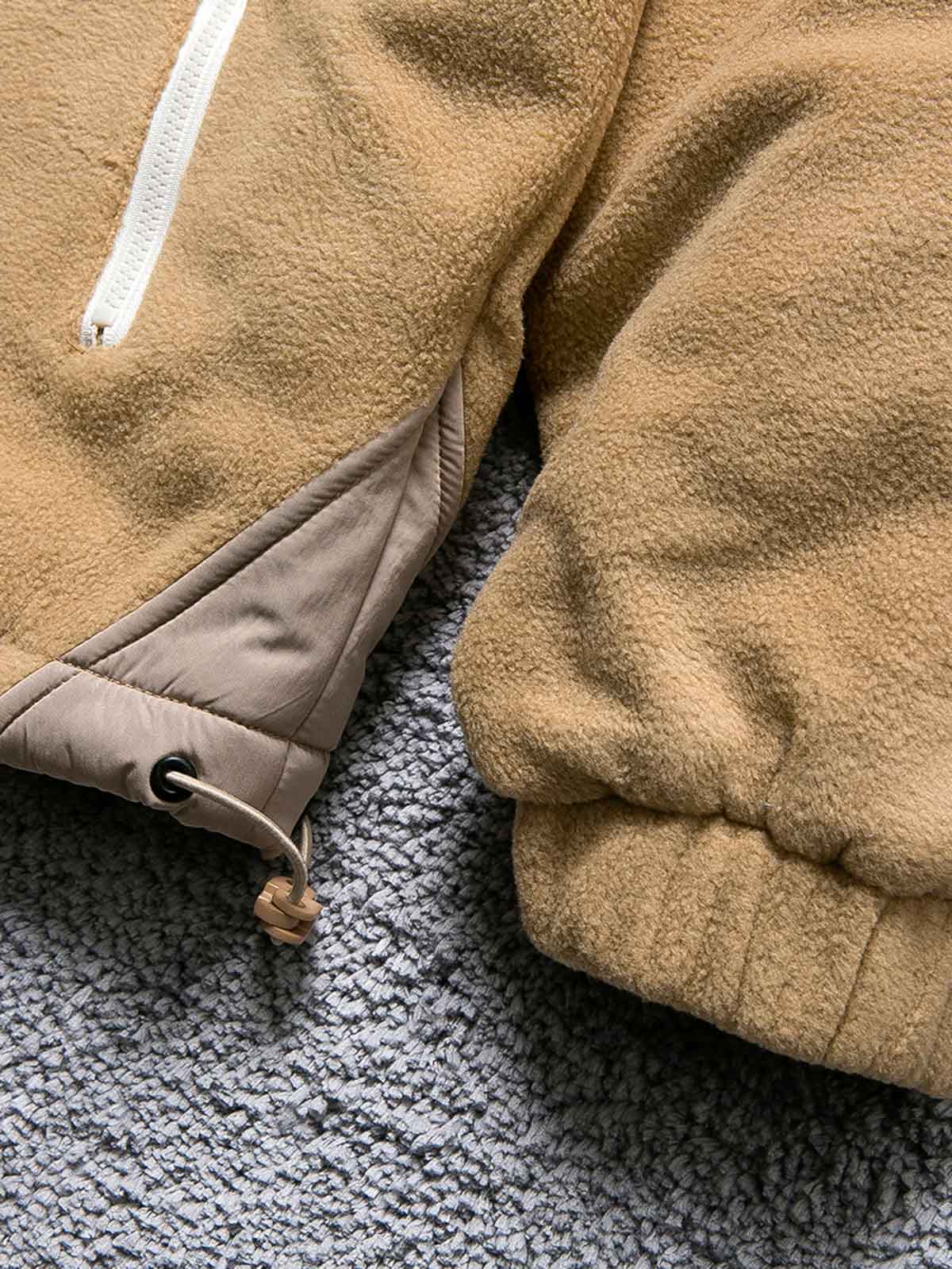 製品画像
カラーブロックフリースジャケットの正面画像。カラーブロックデザインが特徴的な、軽量で保温性に優れたフリース素材を使用した秋冬向けの多ポケットジャケット。
詳細画像
フリース素材を使用したカラーブロックデザインの多機能ポケットが特徴的なジャケットのディテール。収納力を高めるポケットと、立ち襟デザインが秋冬の寒さから守ります。