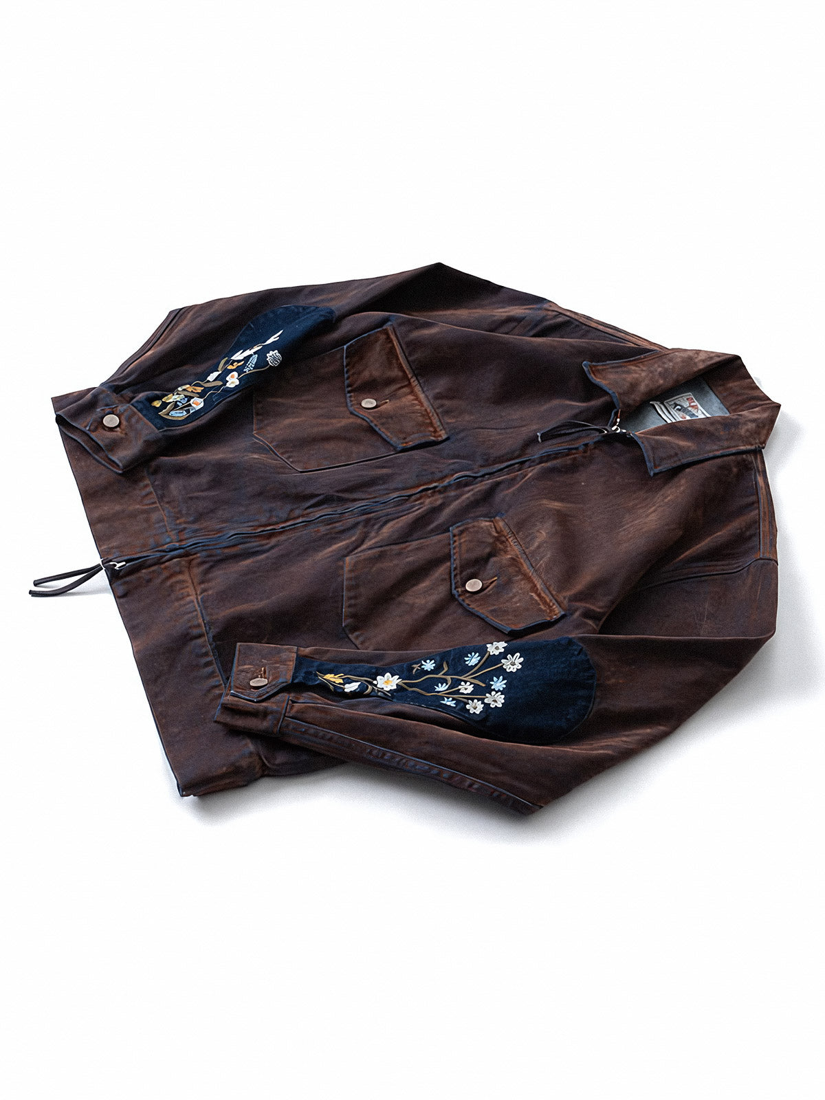 製品画像
レトロウォッシュ加工を施したワークジャケット。刺繍ディテールと多ポケットデザインが特徴的で、100%コットン素材を使用したアメリカンレトロスタイルのジャケット。
詳細画像
袖口の水滴刺繍パッチとフラップポケットデザインが特徴的なレトロウォッシュ加工ワークジャケットのディテール。