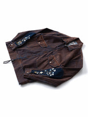 製品画像
レトロウォッシュ加工を施したワークジャケット。刺繍ディテールと多ポケットデザインが特徴的で、100%コットン素材を使用したアメリカンレトロスタイルのジャケット。
詳細画像
袖口の水滴刺繍パッチとフラップポケットデザインが特徴的なレトロウォッシュ加工ワークジャケットのディテール。