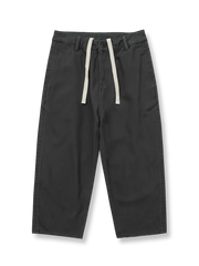 製品画像
ワイドレッグデザインの厚手ヘリンボーン生地ワークパンツ。カジュアルでリラックスしたシルエットが秋冬のコーディネートに最適で、実用的なポケットとドローストリングデザインが特徴です。
詳細画像
厚手のヘリンボーン生地で作られたワークパンツのディテール。ドローストリングとクラシックなワークスタイルのポケットがしっかりと機能性とデザイン性を兼ね備えています。