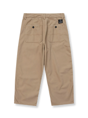 製品画像
ワイドレッグデザインの厚手ヘリンボーン生地ワークパンツ。カジュアルでリラックスしたシルエットが秋冬のコーディネートに最適で、実用的なポケットとドローストリングデザインが特徴です。
詳細画像
厚手のヘリンボーン生地で作られたワークパンツのディテール。ドローストリングとクラシックなワークスタイルのポケットがしっかりと機能性とデザイン性を兼ね備えています。