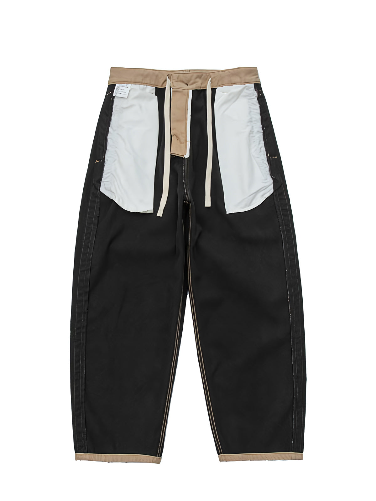 製品画像
ワイドレッグデザインの厚手ヘリンボーン生地ワークパンツ。カジュアルでリラックスしたシルエットが秋冬のコーディネートに最適で、実用的なポケットとドローストリングデザインが特徴です。
詳細画像
厚手のヘリンボーン生地で作られたワークパンツのディテール。ドローストリングとクラシックなワークスタイルのポケットがしっかりと機能性とデザイン性を兼ね備えています。