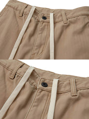 製品画像
ワイドレッグデザインの厚手ヘリンボーン生地ワークパンツ。カジュアルでリラックスしたシルエットが秋冬のコーディネートに最適で、実用的なポケットとドローストリングデザインが特徴です。
詳細画像
厚手のヘリンボーン生地で作られたワークパンツのディテール。ドローストリングとクラシックなワークスタイルのポケットがしっかりと機能性とデザイン性を兼ね備えています。