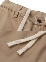 製品画像
ワイドレッグデザインの厚手ヘリンボーン生地ワークパンツ。カジュアルでリラックスしたシルエットが秋冬のコーディネートに最適で、実用的なポケットとドローストリングデザインが特徴です。
詳細画像
厚手のヘリンボーン生地で作られたワークパンツのディテール。ドローストリングとクラシックなワークスタイルのポケットがしっかりと機能性とデザイン性を兼ね備えています。