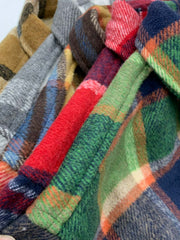 製品画像
チェック柄シャツの全体展示画像、裏起毛とフランネル素材が強調された秋冬向けの温かみのあるデザイン。
詳細画像
シャツのディテールとポケットデザインのクローズアップ、ブラッシュド加工による柔らかい肌触りが特徴。