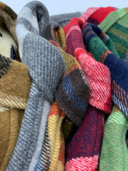 製品画像
チェック柄シャツの全体展示画像、裏起毛とフランネル素材が強調された秋冬向けの温かみのあるデザイン。
詳細画像
シャツのディテールとポケットデザインのクローズアップ、ブラッシュド加工による柔らかい肌触りが特徴。