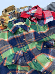 製品画像
チェック柄シャツの全体展示画像、裏起毛とフランネル素材が強調された秋冬向けの温かみのあるデザイン。
詳細画像
シャツのディテールとポケットデザインのクローズアップ、ブラッシュド加工による柔らかい肌触りが特徴。