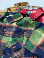 製品画像
チェック柄シャツの全体展示画像、裏起毛とフランネル素材が強調された秋冬向けの温かみのあるデザイン。
詳細画像
シャツのディテールとポケットデザインのクローズアップ、ブラッシュド加工による柔らかい肌触りが特徴。