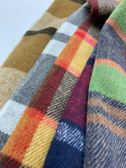 製品画像
チェック柄シャツの全体展示画像、裏起毛とフランネル素材が強調された秋冬向けの温かみのあるデザイン。
詳細画像
シャツのディテールとポケットデザインのクローズアップ、ブラッシュド加工による柔らかい肌触りが特徴。